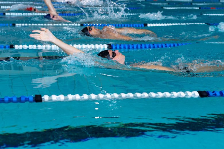 Características del estilo espalda en natación