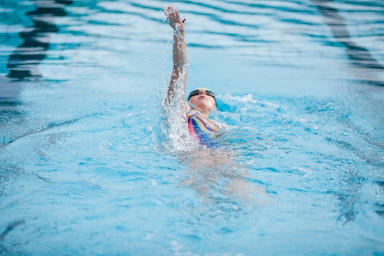 Características del estilo espalda en natación