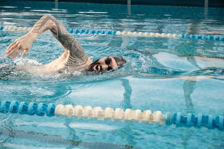 Consejos para mejorar la brazada en natación