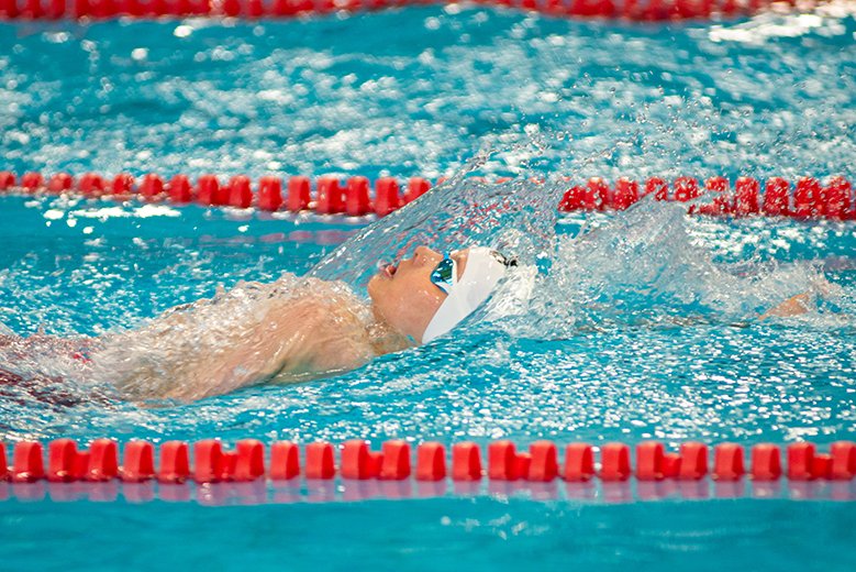 natación estilo dorso