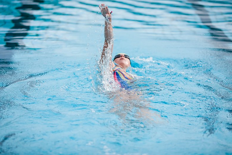 natación estilo dorso