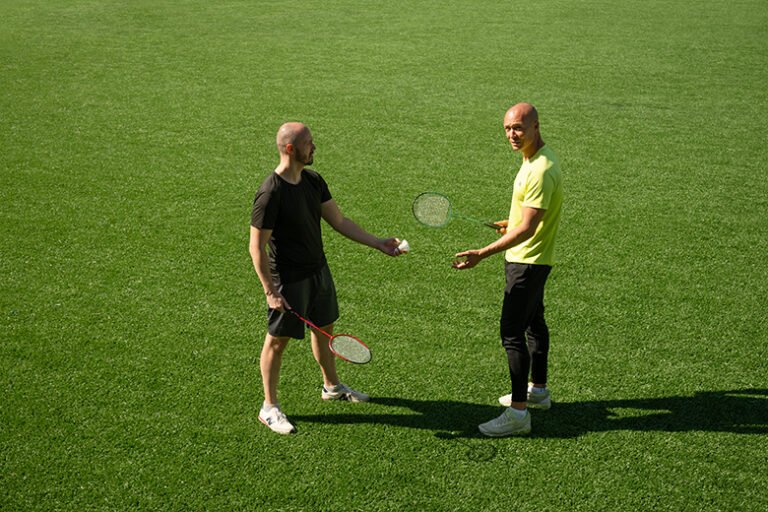 cómo es la puntación en bádminton