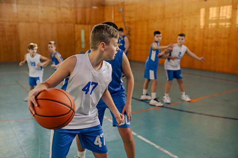 en baloncesto cual es la función del alero
